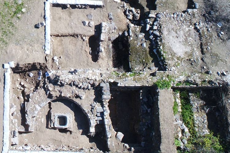 Reruntuhan masjid yang diyakini sebagai salah satu masjid tertua yang ditemukan arkeolog di pinggiran Kota Tiberias di utara Israel, yang menghadap ke pantai barat Danau Tiberias.
