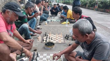 Di Trotoar Juanda Bogor, Warga Ramai Main Catur demi Usir Stres