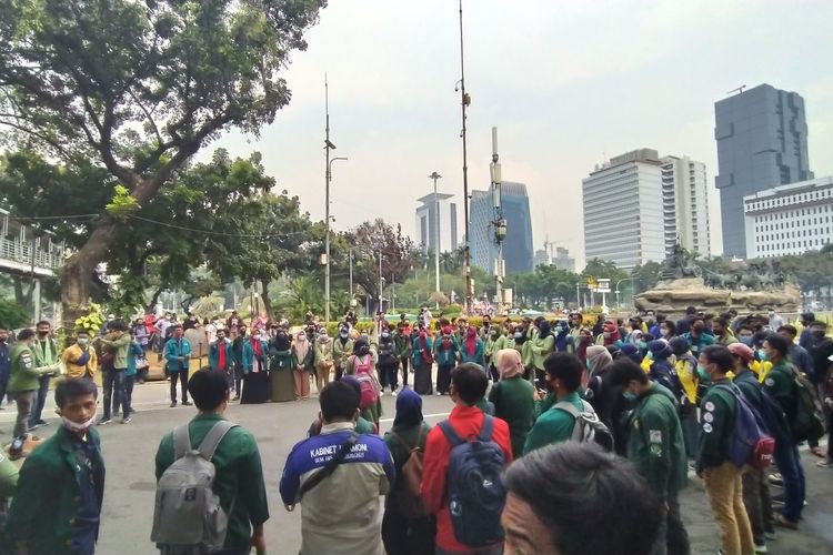 Massa aksi dari BEM SI yang hendak menuju Istana Negara tertahan di Jalan Medan Merdeka Barat, Jakarta Pusat, Jumat (16/10/2020)