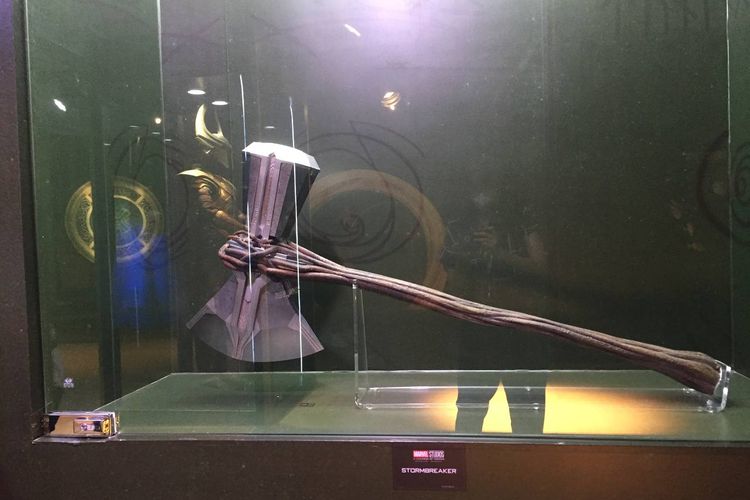 Stormbreaker milik Thor hadir di pameran Marvel Stuios Indonesia