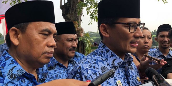 Wakil Gubernur DKI Jakarta Sandiaga Uno (kanan) dan Sekretaris Daerah DKI Jakarta Saefullah (kiri) di Lapangan IRTI Monas, Senin (21/5/2018). 