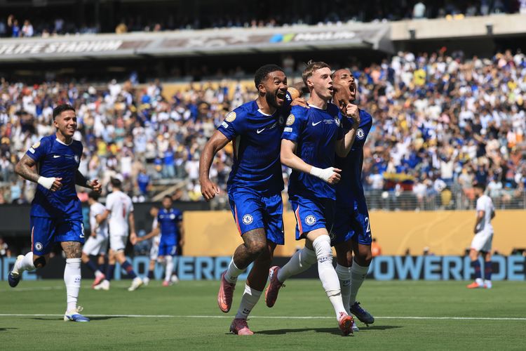 Cole Palmer dari Chelsea FC merayakan gol kedua timnya bersama rekan setimnya Reece James dan Joao Pedro pada laga Final Piala Dunia Antarklub FIFA 2025 antara Chelsea FC dan Paris Saint-Germain di Stadion MetLife pada 13 Juli 2025 di East Rutherford, New Jersey.