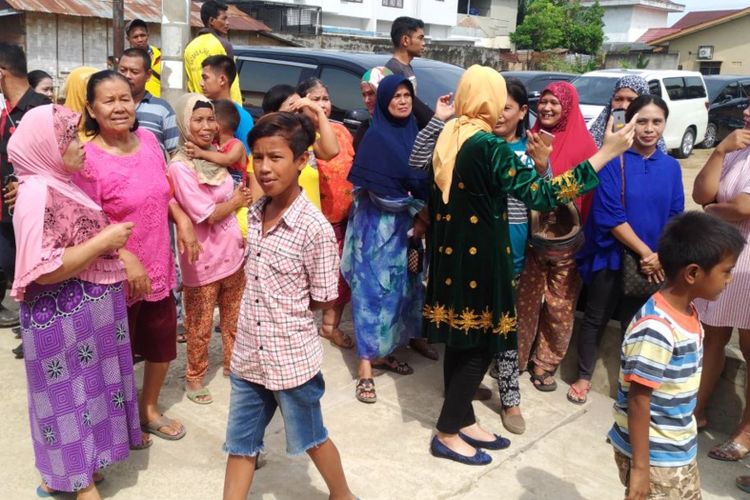 Antusias warga untuk melihat jalannya semua prosesi adat Ngunduh Mantu Bobby dan Kahiyang, Rabu (22/11/2017).