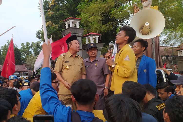 Bupati Banyumas Achmad Husein (kiri) dan Ketua DPRD Banyumas Budhi Setiawan (tengah) berdebat dengan perwakilan mahasiswa saat aksi menolak kenaikan harga BBM bersubsidi di depan Pendapa Kabupaten Banyumas, Jawa Tengah, Senin (5/9/2022) sore.