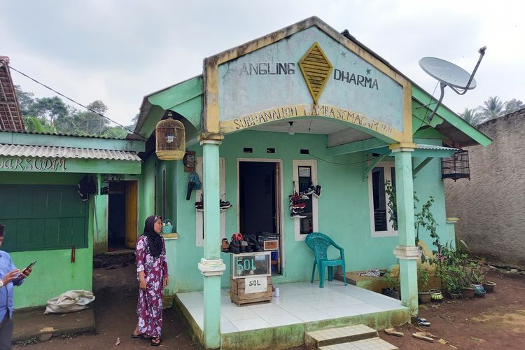 Rumah warga yang dibangun oleh Baginda Jamaludin memiliki ciri khas, yakni bertuliskan Angling Dharma di bagian atasnya.