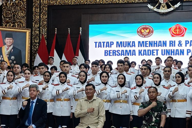 Menteri Pertahanan (Menhan) Sjafrie Sjamsoeddin dan Panglima TNI Jenderal Agus Subiyanto menerima 44 kadet Universitas Pertahanan (Unhan) asal Palestina di Kantor Kementerian Pertahanan, Jakarta, Jumat (26/9/2025).
