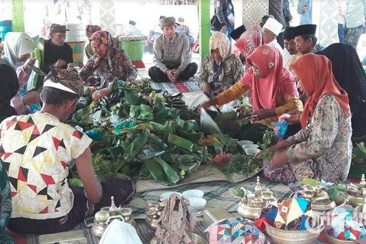 Prosesi tradisi Nyadar/Nadar warga Desa Pinggir Papas, Kecamatan Kalianget di Desa Kebundadap, Kecamatan Saronggi, Sumenep Madura. Sabtu (20/7/2019). 