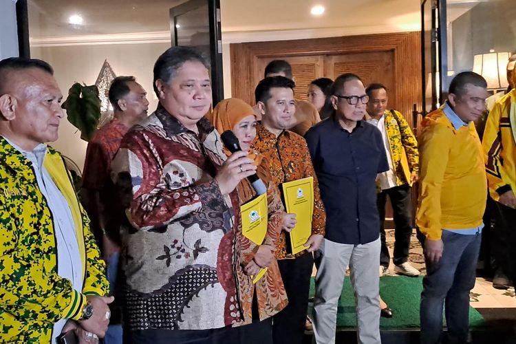 Ketum Golkar Airlangga Hartarto memberi dukungan kepada Khofifah-Emil Dardak di kompleks menteri Widya Chandra, Jakarta Selatan, Jumat (17/5/2024) malam. 
