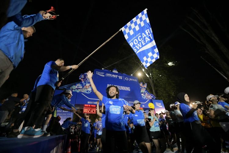 Gubernur Jawa Barat (Jabar) Ridwan Kamil saat melepas 11.000 lebih pelari Pocari Sweat Run Indonesia 2023 di Gedung Sate Bandung, Minggu (30/7/2023).