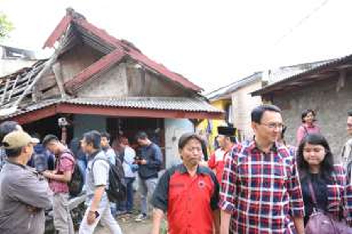 Bakal Calon Gubernur DKI Jakarta Basuki Tjahaja Purnama (Ahok) saat berkunjung ke kawasan Setu Babakan, Kelurahan Srengseng Sawah, Jakarta Selatan, Senin (31/10/2016). Kedatangan Ahok  dalam rangka berdiskusi mengenai normalisasi sungai Di sejumlah kawasan Jakarta Selatan.