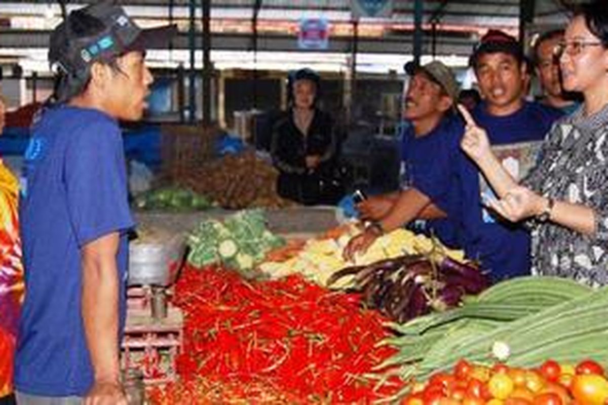 Indah Deviyanti, NPO Food Safety Protection On Human And Environment, WHO Indoensia saat melakukan kunjungan ke Pasar Tradisional Madyopuro, Kota Malang Jawa Timur, Kamis (16/2/2012), yang meraih dominator terbaik di Jatim versi WHO, kategori Pasar Sehat.