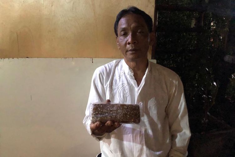 Iwan Satri, orang Betawi Kebon Kacang yang sejak kecil sudah makan roti gambang. Ia dikenalkan roti gambang oleh ayahnya yang membelikan untuk sarapan, Jumat (18/10/2019).