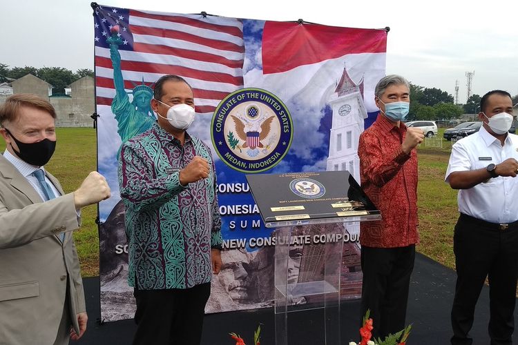 Dubes AS untuk Indonesia, Sung Y. Kim berfoto dengan perwakilan Gubsu, Edy Rahmayadi, Agus Tripriyono, Wakil Wali Kota Medan, Aulia Rahman dan Konsulat AS untuk Sumatera di Medan pada Rabu (17/11/2021).