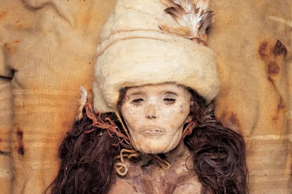 Salah satu mumi yang ditemukan di Cekungan Tarim, China. Temuan mumi berbaju flamboyan dan mewah mengungkapkan petunjuk kehidupan Zaman Perunggu.