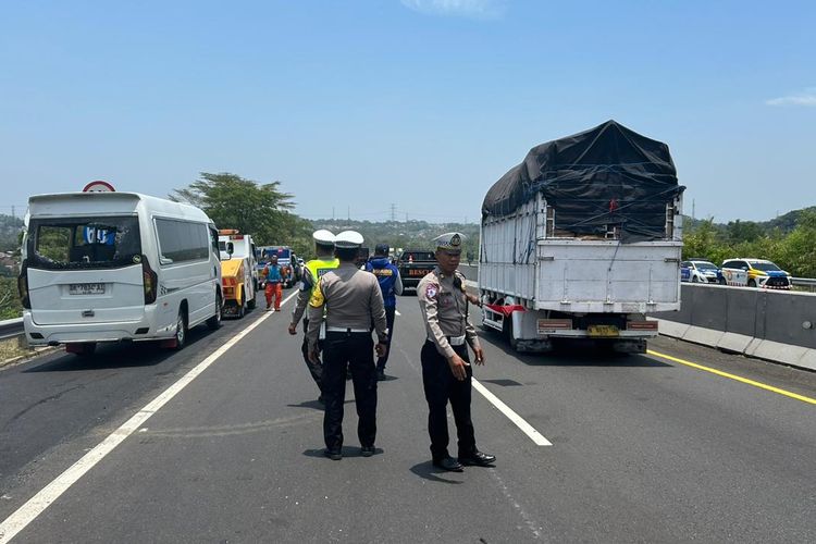 Anggota Satlantas Polres Semarang melakukan olah TKP kecelakaan di jalan tol KM432.600