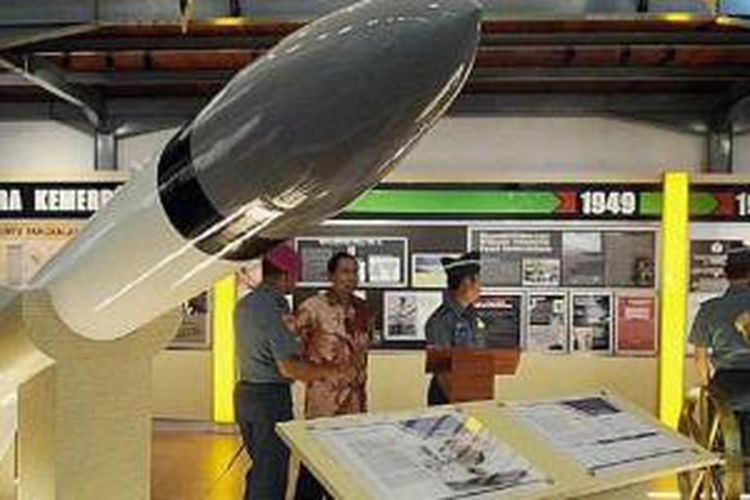 Pengunjung melihat benda koleksi di Museum Armada yang baru diresmikan di Pangkalan Komando Armada RI Kawasan Timur, Surabaya, Rabu (29/10/2014). Museum yang diresmikan Kepala Staf TNI Angkatan Laut Laksamana TNI Marsetio tersebut berfungsi sebagai pencatat sejarah dan sarana edukasi mengenalkan profil Koarmatim dan Angkatan Laut kepada masyarakat.
  