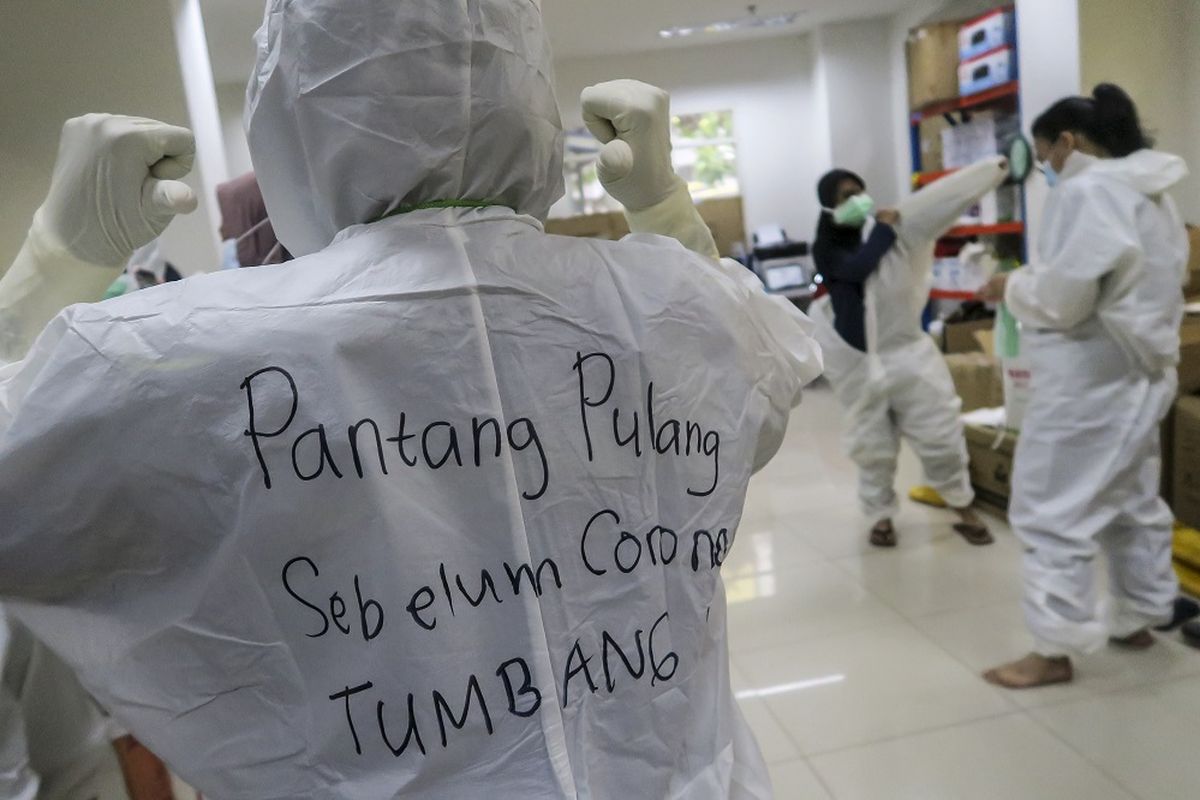 Sebuah kalimat penyemangat tertulis di hazmat salah satu tenaga kesehatan di Rumah Sakit Darurat (RSD) COVID-19, Wisma Atlet Kemayoran, Jakarta, Selasa (26/1/2021). Satuan Tugas Penanganan COVID-19 Pusat mengumumkan per Selasa (26/1) pukul 15.55 WIB, terdapat penambahan jumlah kasus terkonfirmasi positif COVID-19 sebanyak 13.094 orang sehingga total telah mencapai 1.012.350 kasus di Indonesia.  ANTARA FOTO/M Risyal Hidayat/wsj.