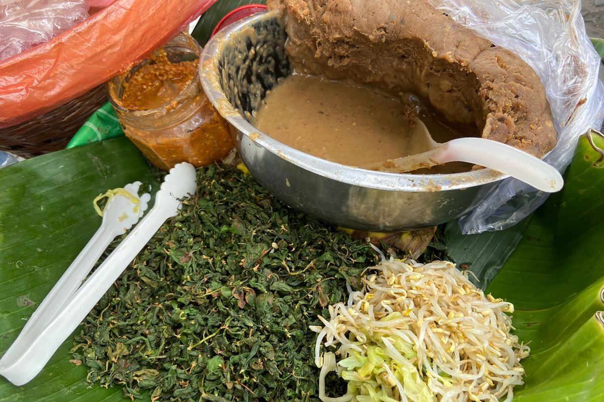 Pecel Semanggi, kudapan khas Surabaya yang berisi daun semanggi, tauge, kangkung dan bunga turi disiram bumbu pecel manis.