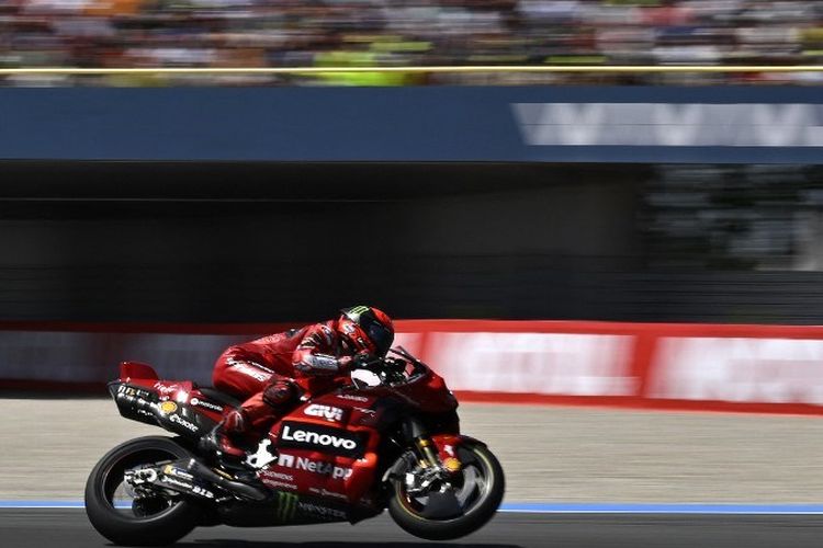 Francesco Bagnaia (Ducati) kala beraksi pada MotoGP Belanda 2023 di Sirkuit Assen, 25 Juni 2023. Terkini, Bagnaia turun membalap dalam seri MotoGP Inggris 2023 di Sirkuit Silverstone, Minggu (6/8/2023). (Photo by JOHN THYS / AFP)