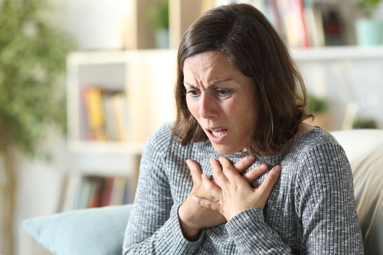 Mengi adalah suara melengking seperti siulan yang keluar saat pernapasan tersumbat. Banyak penyababnya, seperti asma, bronkitis, dan pneumonia. Gangguan pernapasan ini bisa dialami oleh anak-anak dan orang tua. 
