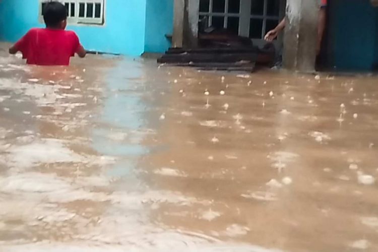 Luapan banjir meredam permukiman warga di Dompu, Kamis (2/2/2023).