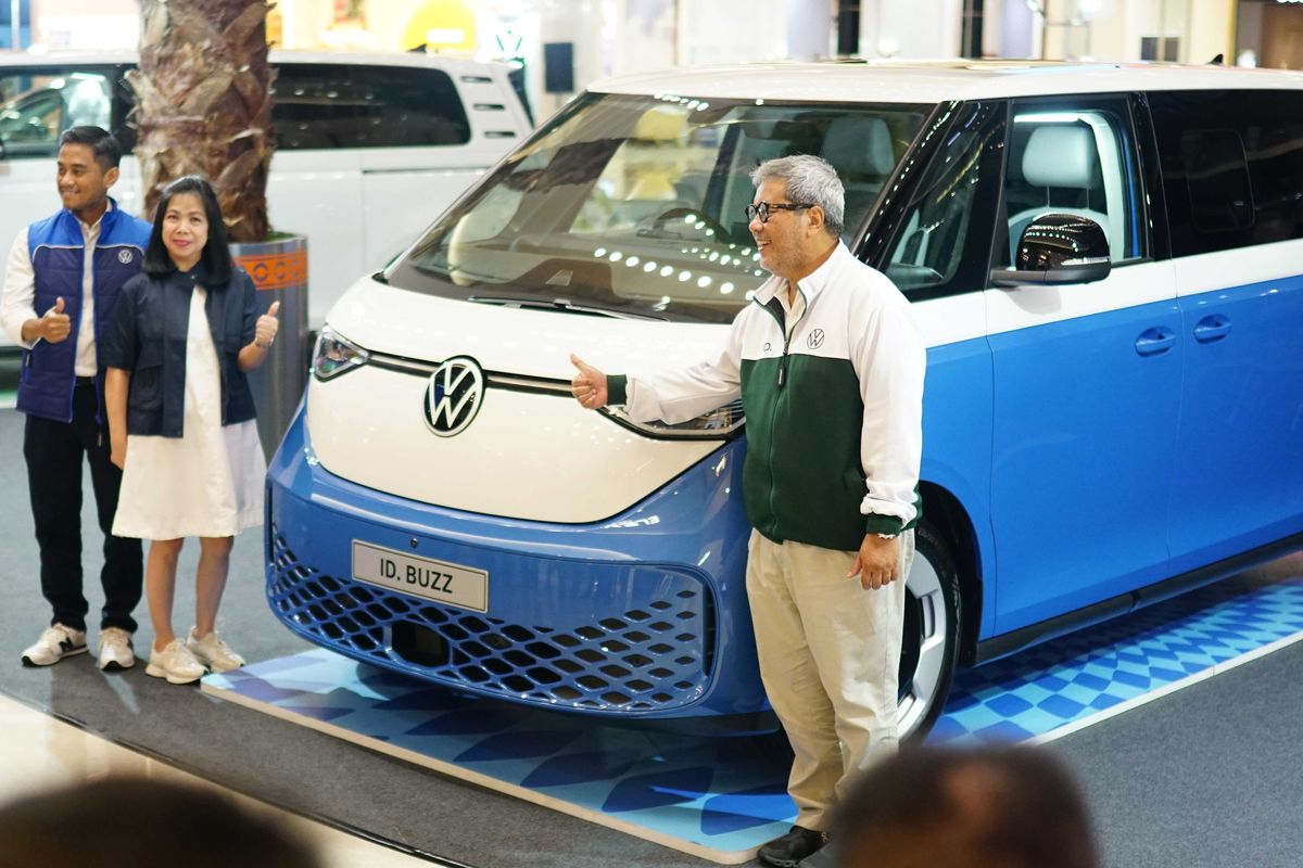 Perwakilan Volkswagen Indonesia berpose bersama konsumen saat serah terima unit perdana ID. Buzz di Surabaya.