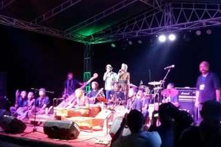 Syaharani, Ivan Nestorman, dan Djaduk Ferianto tampil bersama dan diiringi oleh Orkestra Sikka dalam Maumere Jazz Fiesta Flores 2016, di Pantai Hutan Bakau Baba Akong, Desa Reroroja, Kecamatan Magepanda, Kabupaten Sikka, Nusa Tenggara Timur.