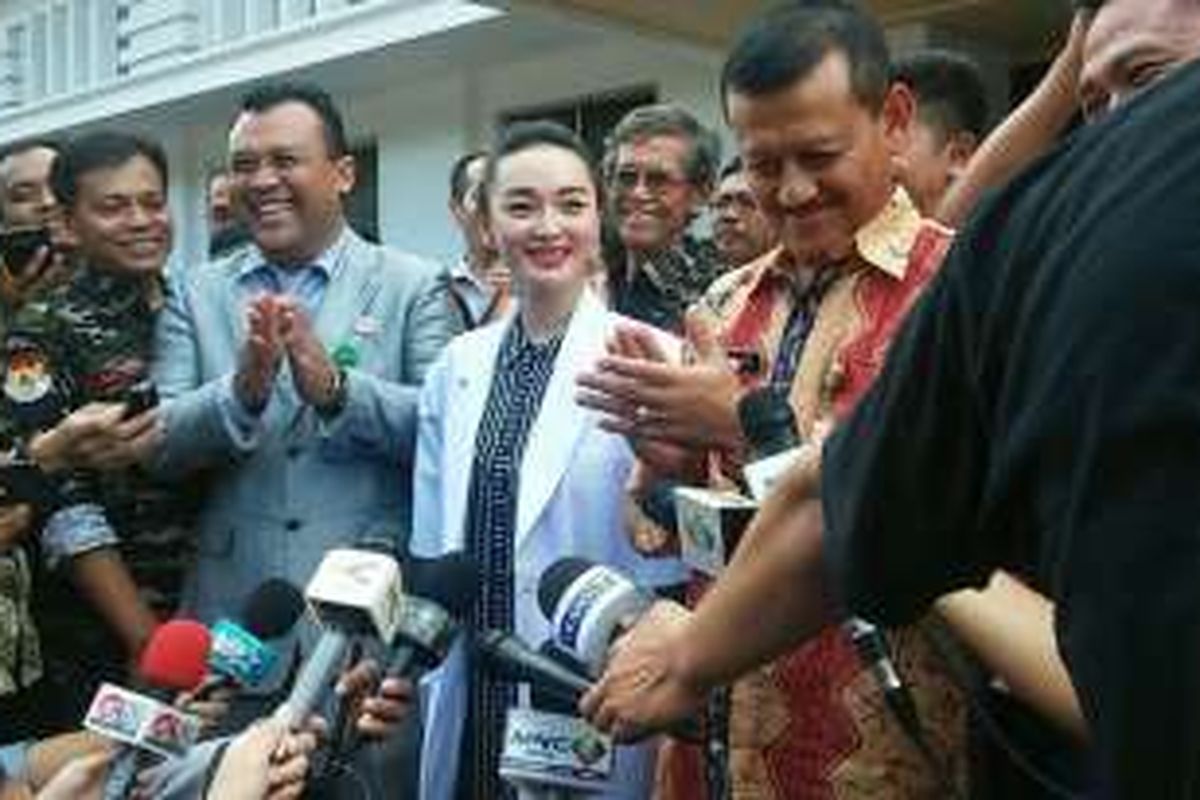 Zaskia Gotik (tengah) dan Sekjen Kementerian Pertahanan Laksdya TNI Widodo di lapangan Kemhan RI, Jumat (8/4/2016