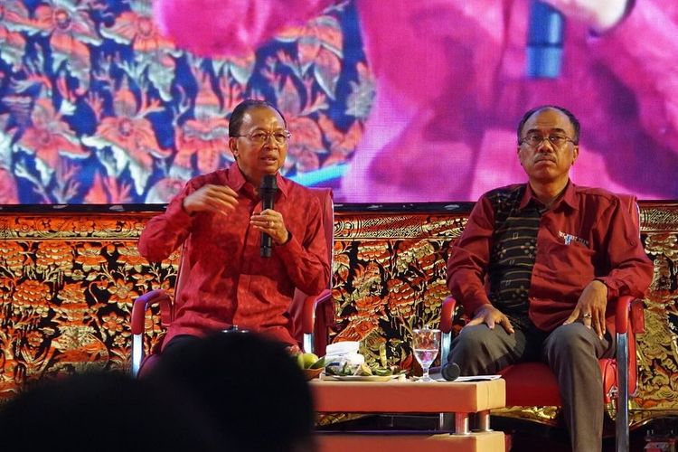 Mantan Gubernur Bali Periode 2018-2023, Wayan Koster saat memberikan kuliah umum di Kabupaten Buleleng, Provinsi Bali. 
