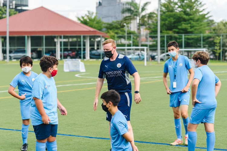 Head Coach MCFS at BSJ Chris McCarthy memberikan pelatihan perdana kepada murid-murid BSJ