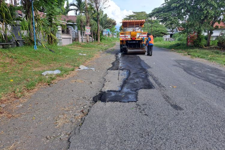 Pemkab Probolinggo mengakui memang banyak jalan rusak saat ini. Perbaikan jalan mulai dicicil. Tampak petugas menambal jalan rusak di ruasbjalan Kotaanyar. 