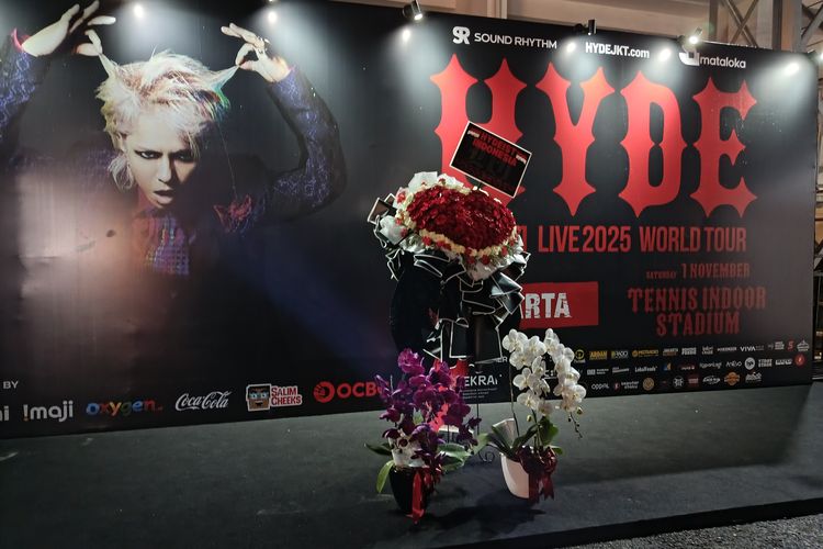 Hiasan bunga dari Hydeist Indonesia, kumpulan penggemar HYDE di Indonesia, saat dipajang di konser HYDE Jakarta di Jakarta Selatan, Sabtu (1/11/2025).