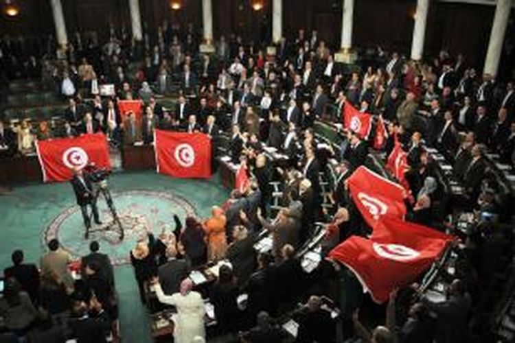 Delegasi dari Dewan Konstitusi Nasional (NCA) Tunisia menyetujui konstitusi baru untuk negara itu, Minggu (26/1/2014). Pengesahan konstitusi ini merupakan lanjutan dari Arab Spring yang masih bertahan di negara tersebut. 
