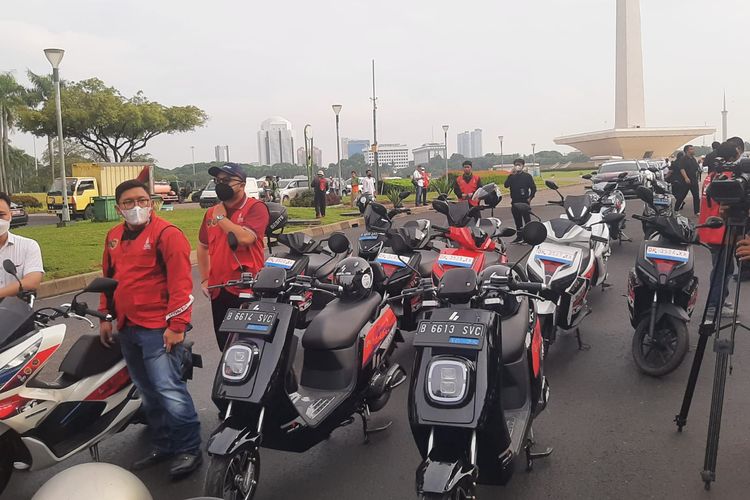 Touring Kendaraan Bermotor Listrik Berbasis Baterai Jakarta-Bali 2022 di Jakarta, Senin (7/11/2022)