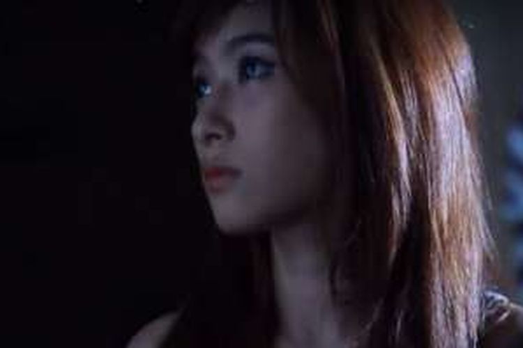 Repro bidik layar dari video klip “Mai Whai Gor Thong Whai” yang dibintangi  Ploynatchaya “Ploy” Siriphatdeejiranon