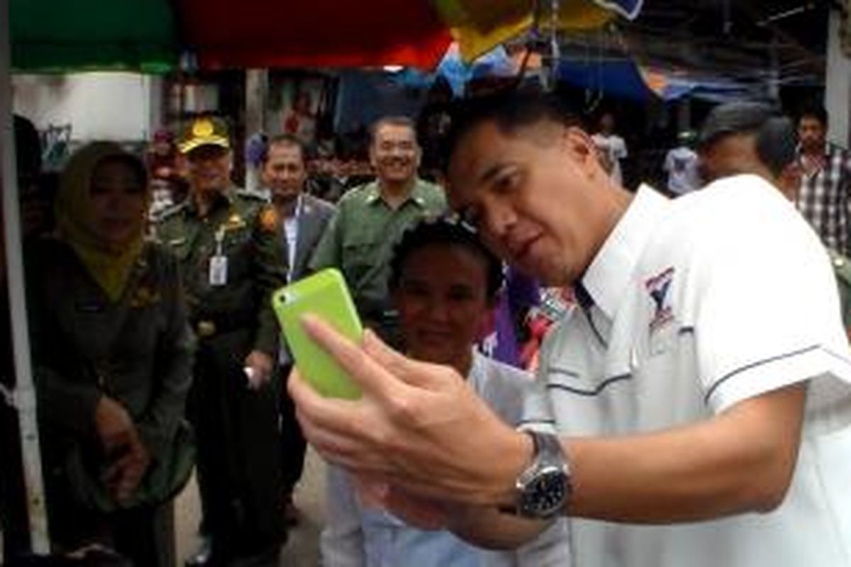 Gita Wirjawan “selfie” bersama pedagang di Palangkaraya.JPG