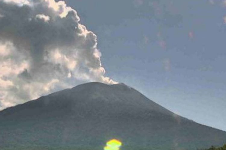 Foto: Gunung api Ile Lewotolok, Kabupaten Lembata, NTT, kembali meletus, Minggu (5/6/2022).