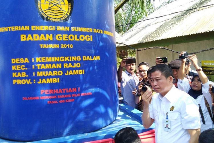 Menteri ESDM Ignasius Jonan saat meresmikan sumur bor air di Desa Kemingking Lama, Muaro Jambi, Jambi, Senin (6/8/2018).