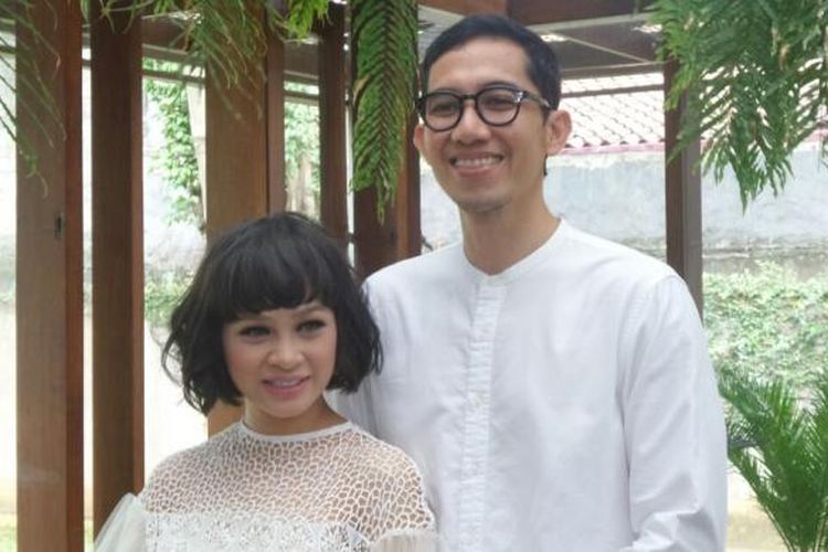 Andien Aisyah dan suaminya, Irfan Wahyudi, menghadiri perilisan single Andien berjudul Belahan Jantungku di Galeri dia.lo.gue, Kemang, Jakarta Selatan, Kamis (22/12/2016). Lirik lagu itu diciptakan oleh penyanyi Tulus dan diproduseri oleh gitaris Nikita Dompas.