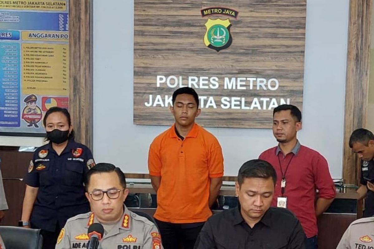 Mario Dandy Satriyo (mengenakan baju oranye), pelaku yang menganiaya pria berinisial D (17) di Kompleks Grand Permata, Pesanggrahan, Jakarta Selatan. Mario dihadirkan dalam konferensi pers di Mapolres Metro Jakarta Selatan, Rabu (22/2/2023).