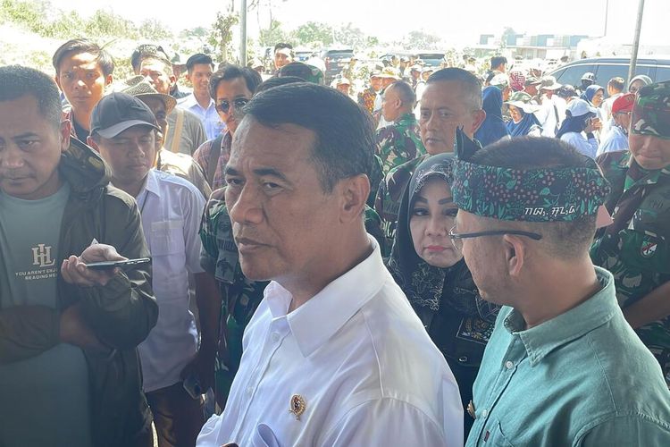 Menteri Pertanian Andi Amran Sulaiman saat melakukan kunjungan kerja di area persawahan Bojongemas, Kecamatan Solokanjeruk, Kabupaten Bandung, Jawa Barat pada Selasa (7/5/2024)
