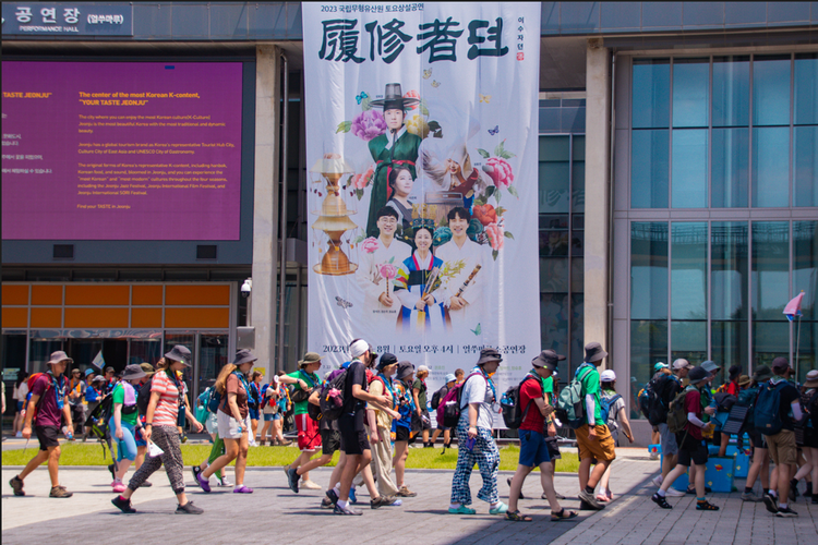 Peserta Jambore Pramuka Dunia 2023 berjalan melalui Museum Pusat Warisan Takbenda Nasional, di Jeonju.