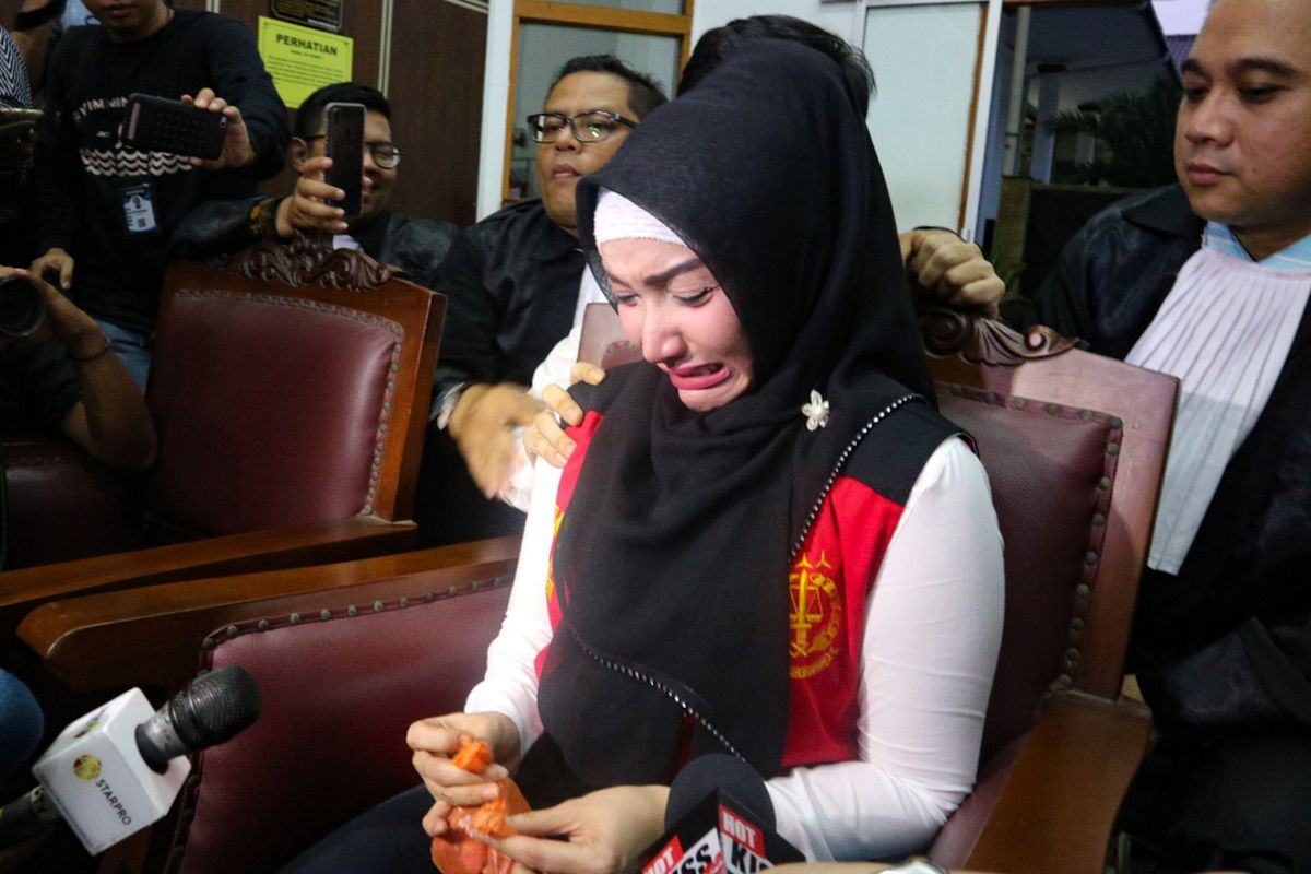 Artis Roro Fitria menangis mengenang almarhum ibu di Pengadilan Negeri Jakarta Selatan, Rabu (17/10/2018).