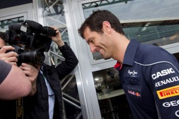 Pebalap Red Bull, Mark Webber, tiba di paddock area Sirkuit Silverstone, Kamis (27/6/2013). Webber akan ambil bagian pada balapan GP Inggris, akhir pekan ini.