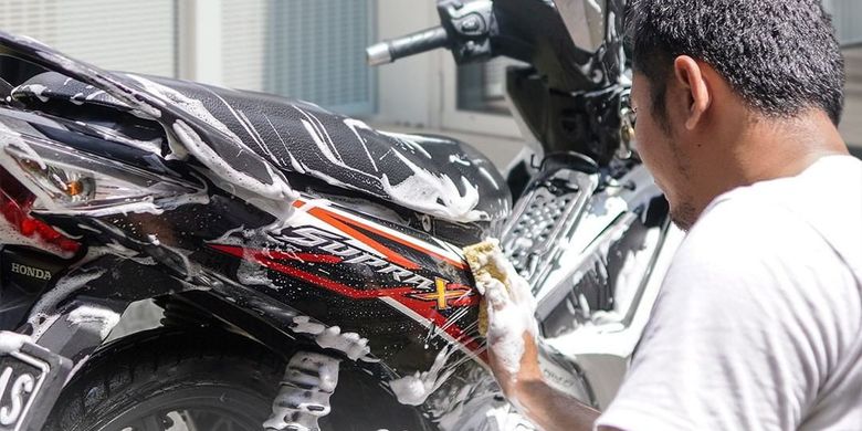 Musim Hujan Harus Tetap Rajin Cuci Motor Begini Cara Yang Benar Halaman All Kompas Com