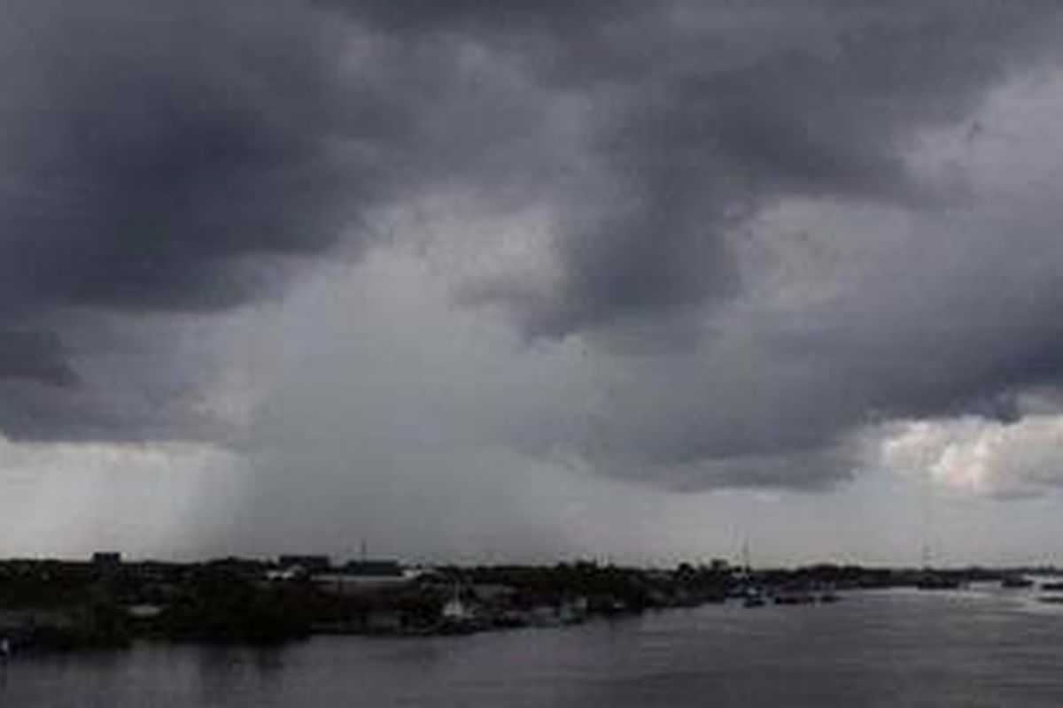 Awan mendung di atas Kota Pontianak, Rabu (3/11/2010).