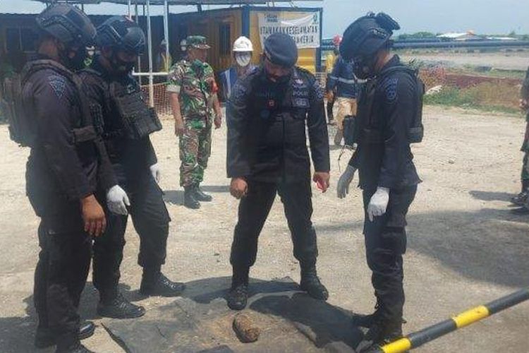 Tim Jibom Brimob Polda Jatim mengamankan mortir hasil temuan pekerja di Proyek Freeport di KEK JIIPE, Kecamatan Manyar, Rabu (29/12/2021).
