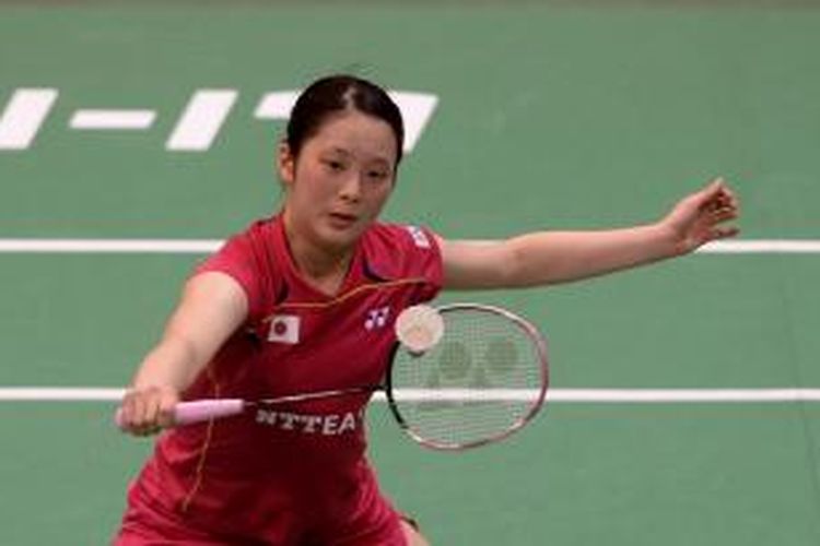 Pebulu tangkis Jepang, Minatsu Mitani, mengembalikan kok ke arah pemain India, Sania Nehwal, pada babak semifinal Piala Uber di Siri Fort Indoor Stadium, New Delhi, India, Jumat (23/5/2014).