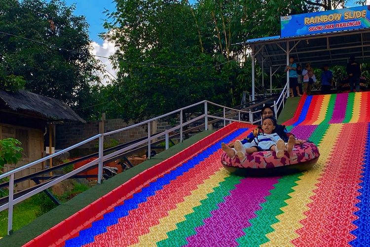 Ilustrasi rainbow slide di Sigong Park Pekalongan. 