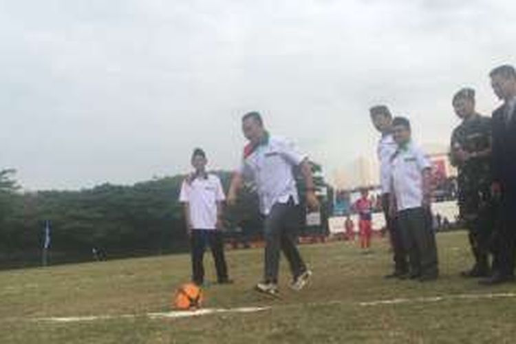 Menpora Imam Nahrawi saat membuka Liga Santri Nusantara Wilayah Region I Jawa Timur di Stadion Batoro Katong, Ponorogo, Jawa Timur, Kamis (25/8) sore.